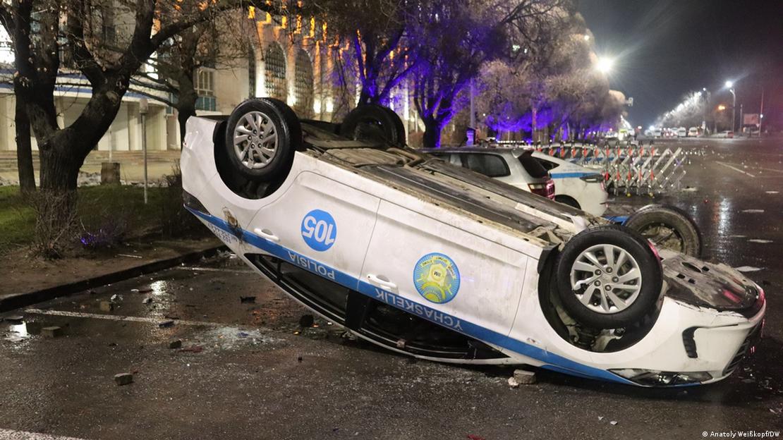 Kazakistan'da çıkan olaylarda göstericiler tarafından hasar verilen bir polis otomobili - (05.01.2022 7 Almatı)