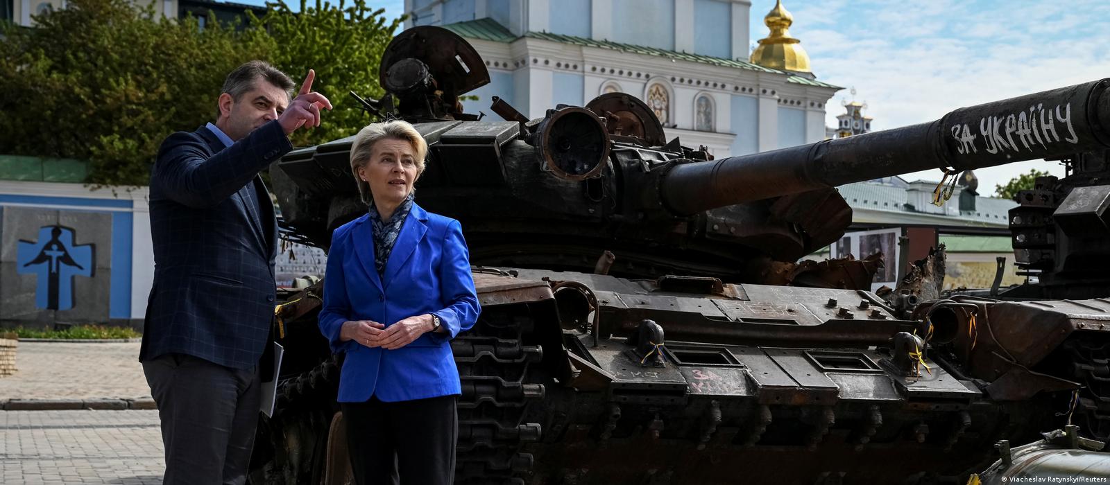 Kiev'de, Ukrayna ordusu tarafından tahrip edilen Rus askeri araçlarının olduğu alanı ziyaret eden AB Komisyonu Başkanı Ursula von der Leyen, burada bir yetkiliden bilgi alırken - (09.05.2023)