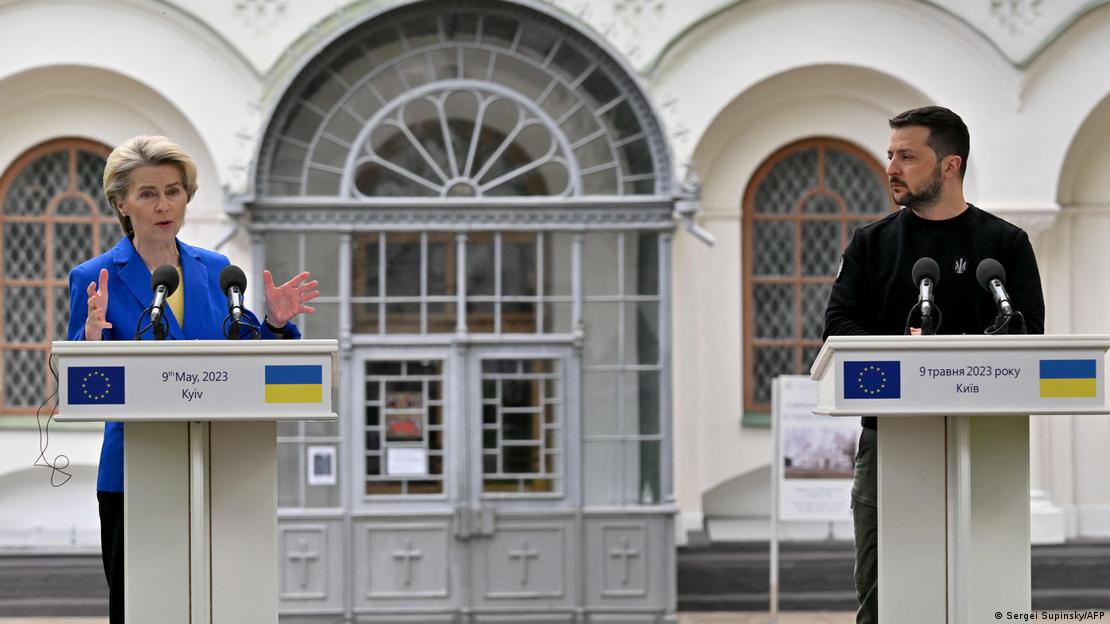 Ukrayna'nın başkenti Kiev'i ziyaret eden AB Komisyonu Başkanı Ursula von der Leyen, Ukrayna Devlet Başkanı Volodimir Zelenskiy ile yaptığı görüşmenin ardından Ukraynalı liderle ortak basın toplantısı düzenledi - (09.05.2023)