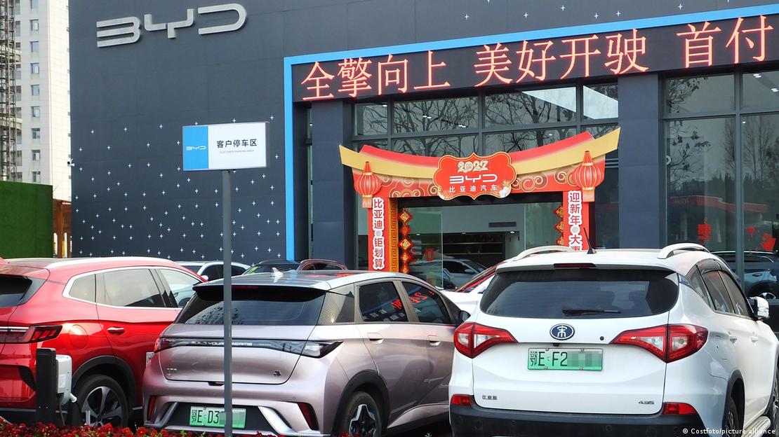 Çin'in Yiçang kentindeki bir BYD bayiinin dışarıdan görünümü ve BYD otomobilleri